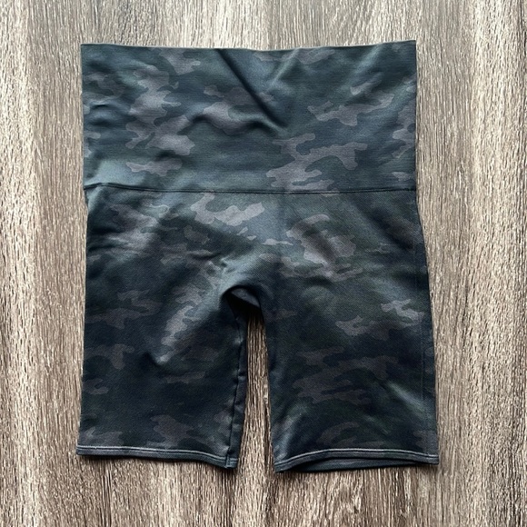 EUC Spanx Look At Me Now Shorts Camo Size M - Picture 3 of 5